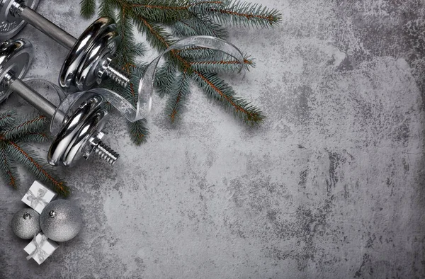 Dumbbell Κλαδιά Ελάτης Δώρα Και Χριστουγεννιάτικα Στολίδια Γκρι Φόντο Πρωτοχρονιά — Φωτογραφία Αρχείου