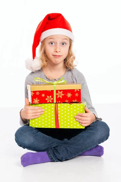 Klein Grappig Meisje Met Santa Claus Cap Zoek Verbaasd — Stockfoto