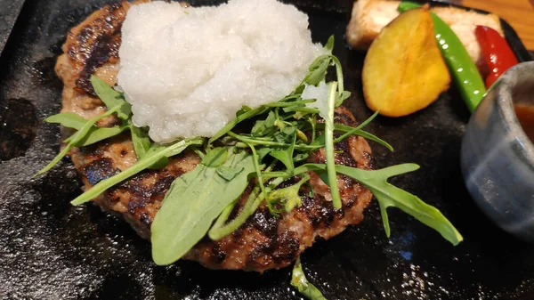 Hamburger Fleisch Japanischen Stil Serviert Mit Frischem Gemüsesalat — Stockfoto
