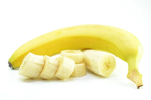 Rijp Gele Bananen Met Gesneden Bananen Een Witte Achtergrond — Stockfoto