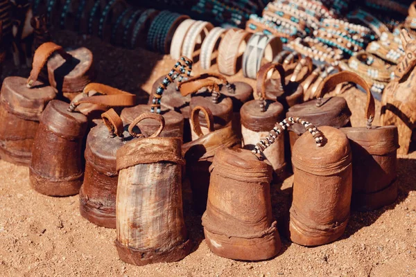 Traditionella Souvenirer Från Himba Folk För Turister Utsatta Sandig Jord — Stockfoto
