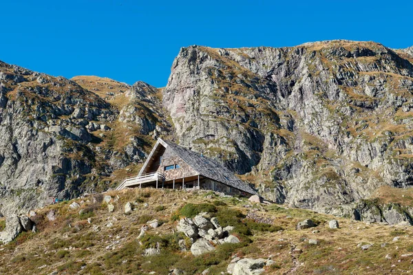 Eine Berglandschaft Mit Einer Schutzhütte — Stockfoto