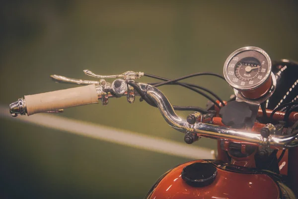 Κοντινό Πλάνο Της Ένα Vintage Μοτοσικλέτα Τιμόνι Και Ταχύμετρο — Φωτογραφία Αρχείου