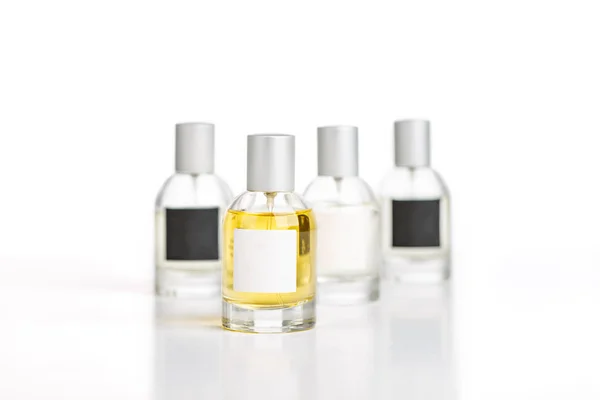 Frascos Perfume Con Diferentes Etiquetas Sobre Fondo Blanco — Foto de Stock