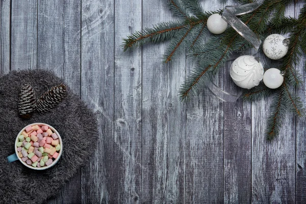 用棉花糖 羊毛围巾 冷杉树枝和灰色木制背景的圣诞装饰品制成的可可豆杯 带有复制空间的顶部视图 新年及圣诞假期 — 图库照片