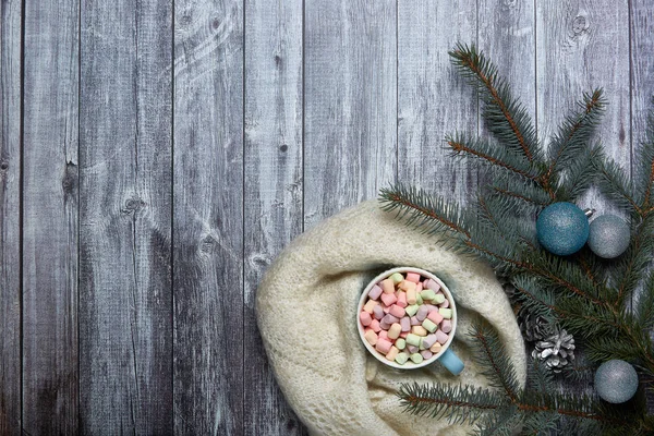 用棉花糖 羊绒绒毛披肩 冷杉树枝和灰色木制背景的圣诞装饰品做成的可可可豆杯 带有复制空间的顶部视图 新年及圣诞假期 — 图库照片
