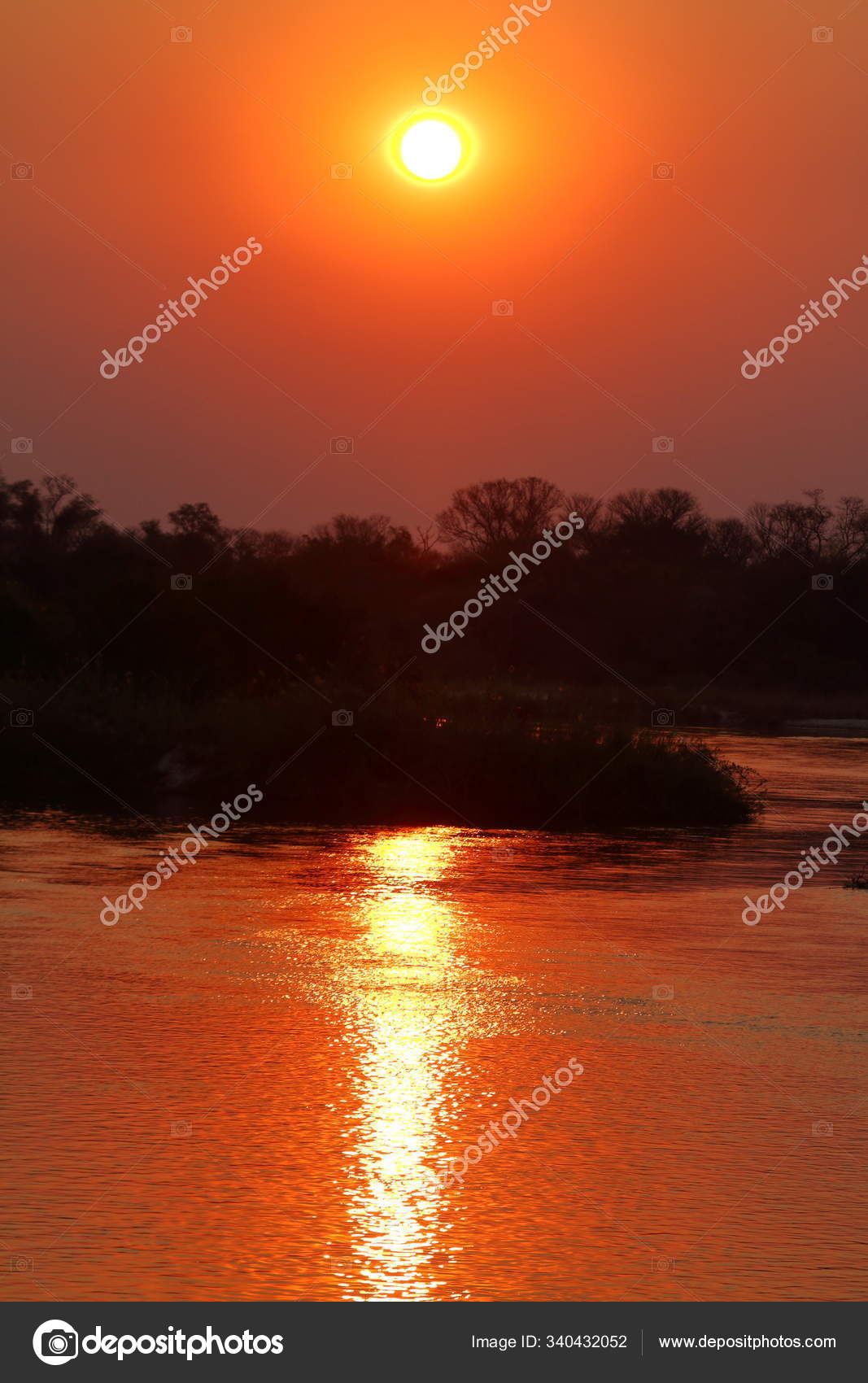 Sonnenuntergang Okavango Delta Afrika Stock Photo C Panthermediaseller
