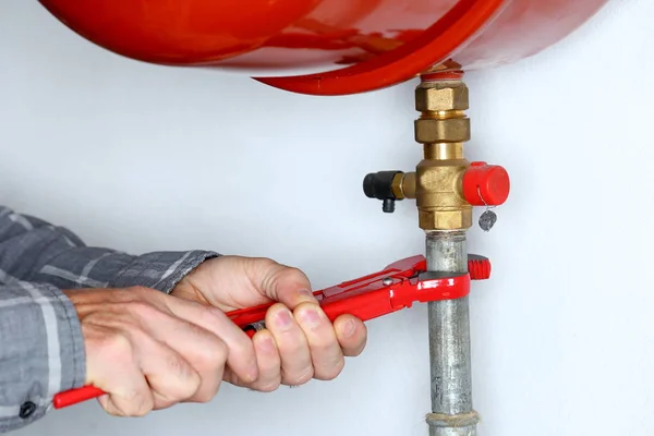 Repairman Red Gripper Mounting Pipe — Stock Photo, Image