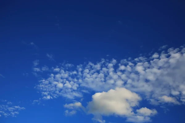 Хмари Блакитне Небо — стокове фото