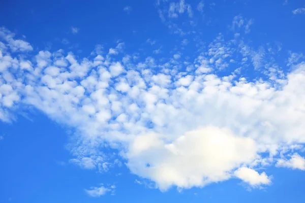 Σύννεφα Και Μπλε Ουρανός — Φωτογραφία Αρχείου