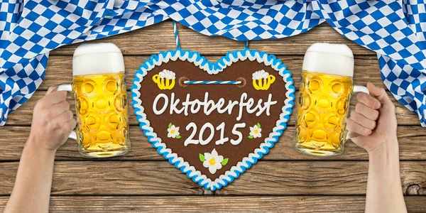 Kezek Kezében Sör Poharak Előtt Oktoberfest Mézeskalács Szív — Stock Fotó