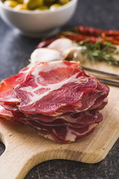 Trozos Carne Cerdo Seca Tabla Cortar — Foto de Stock