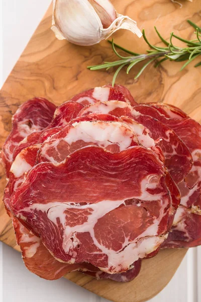 Trozos Carne Cerdo Seca Tabla Cortar — Foto de Stock