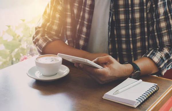 Hombre Usando Teléfono Inteligente Con Taza Café Mesa Madera — Foto de Stock