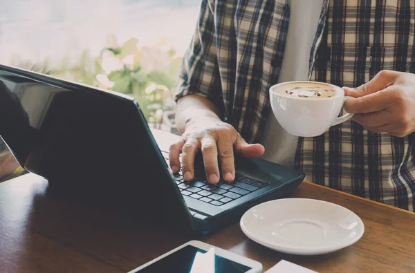 Hombre Usando Ordenador Con Taza Café Mesa Madera — Foto de Stock