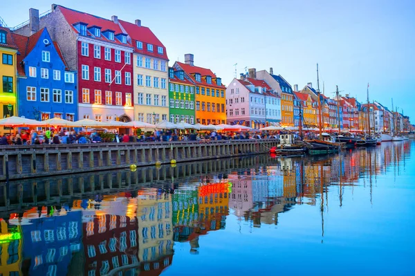 Ludzi Spacery Siedzi Restauracji Oświetlonej Nabrzeże Nyhavn Przez Kanał Zacumowane — Zdjęcie stockowe