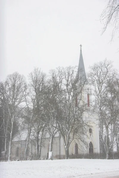 Церковь Снегопаде Зима Барбеле Латвия Церковь Покрыта Снегом Зимний Пейзаж — стоковое фото