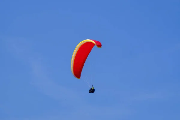 Paraglider Blauwe Lucht Aan Kampenwand Beieren Duitsland — Stockfoto