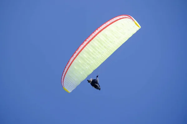 Almanya Bavyera Kampenwand Mavi Gökyüzünde Paraglider — Stok fotoğraf