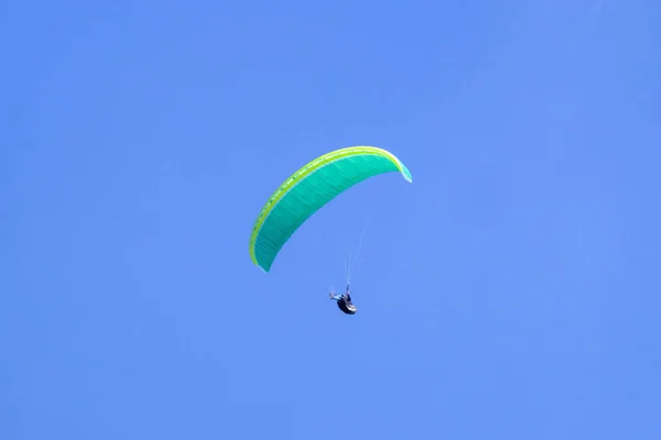 Paraglider Blue Sky Kampenwand Bavaria Germany — стокове фото