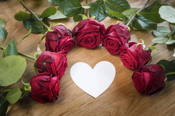 Czerwone Róże Stole Białym Sercem — Zdjęcie stockowe