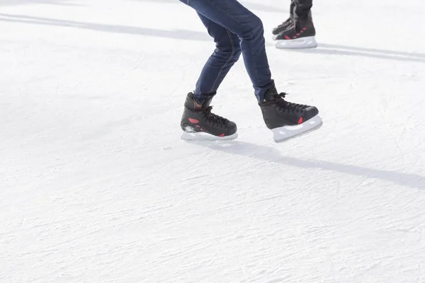 사람들이 스케이트장에서 스케이트를 — 스톡 사진