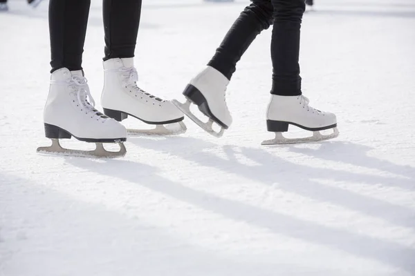 Jonge Vrouwen Schaatsen — Stockfoto