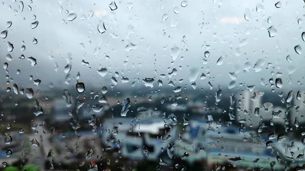 Deszcz Zewnątrz Okna Tle Miasta Krople Wody Szkło Podczas Deszczu — Zdjęcie stockowe