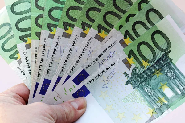 Una Mujer Tiene Muchos Billetes 100 Euros Mano Tomando Mucho —  Fotos de Stock
