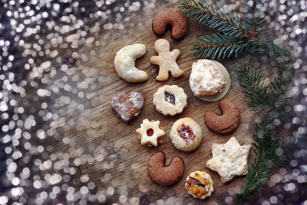 Koekjes Kerstman Twijgjes Glittervlekken Een Houten Ondergrond Diverse Kerstkoekjes Hout — Stockfoto