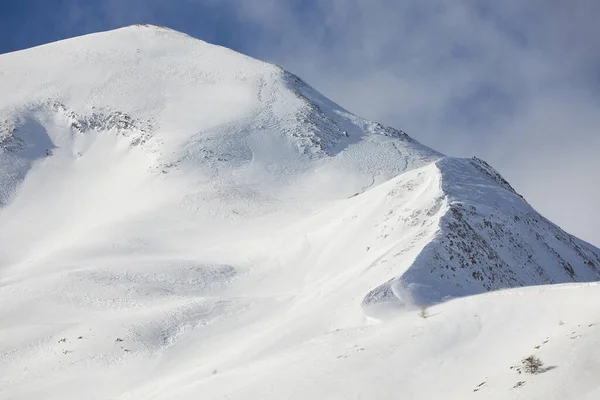 Schneebedeckte Berge Bei Winterwetter — Stockfoto