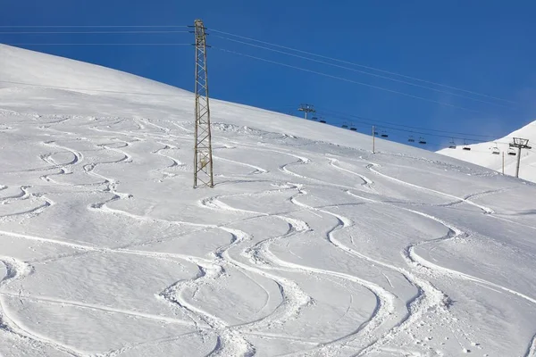 雪の中のスキーヤーとスノーボーダーの曲線 — ストック写真