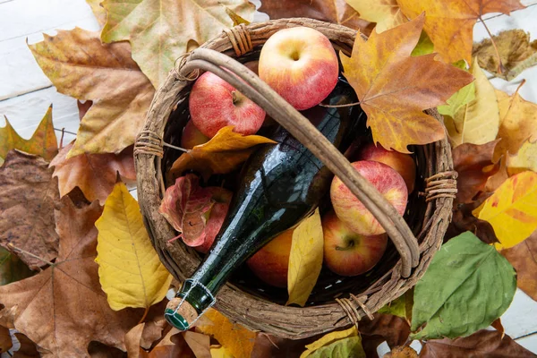 Belles Pommes Une Bouteille Cidre Sur Les Feuilles Automne — Photo