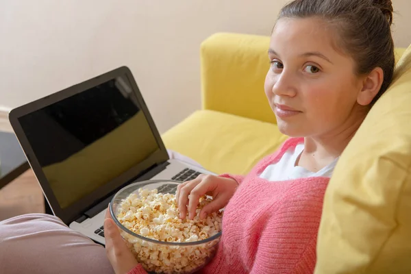 Lächelndes Teenager Mädchen Mit Laptop Und Popcorn Essen — Stockfoto