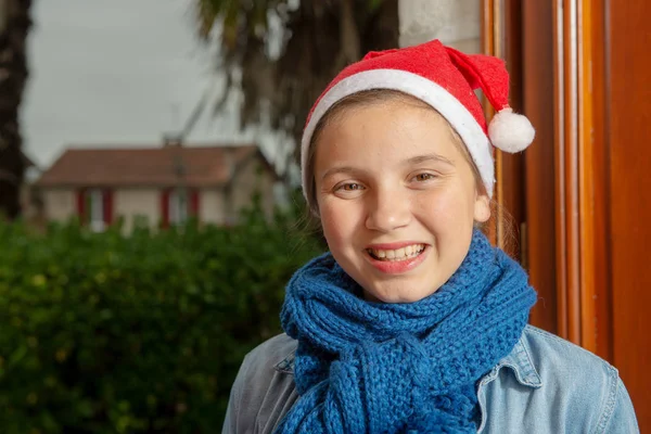 Retrato Uma Adolescente Com Boné Vermelho Natal — Fotografia de Stock