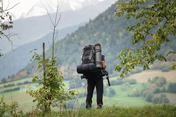 Caminhante Com Uma Mochila Olha Para Distância — Fotografia de Stock