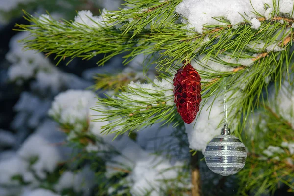 Gyönyörű Karácsonyi Játékok Lóg Egy Hófödte Fenyő Szabadban — Stock Fotó