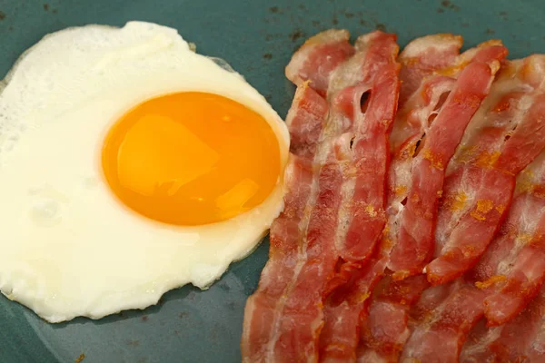 Close English Breakfast Sunny Side Egg Roasted Bacon Slices Blue — Stock Photo, Image