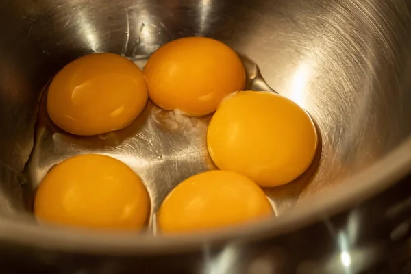 Alguns Ovos Uma Tigela Aço Inoxidável — Fotografia de Stock