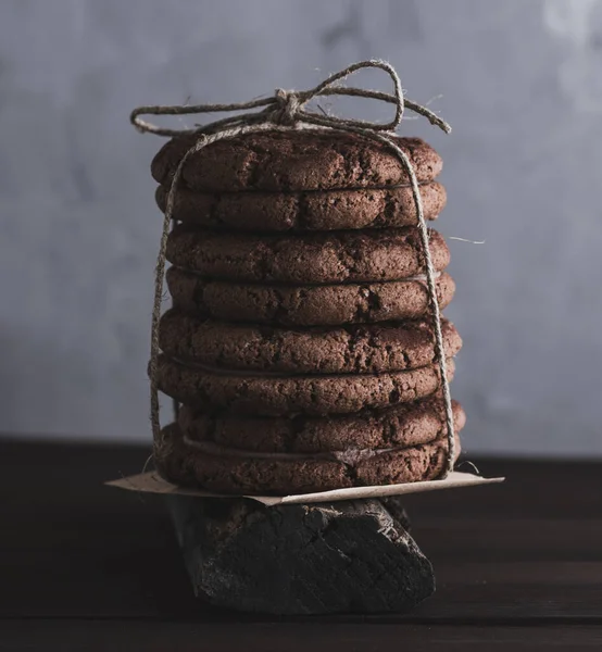Pila Galletas Redondas Chocolate Atadas Con Una Cuerda Cerca — Foto de Stock