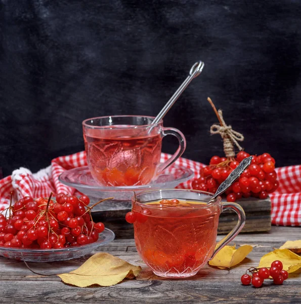 Şeffaf Bir Fincanda Viburnum Çayı Gri Ahşap Bir Masada Çay — Stok fotoğraf