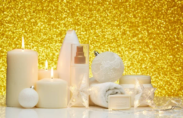 温泉仍然用化妆品 毛巾和金色背景的圣诞装饰品来生活 新年和圣诞节假期 健康的生活方式 身体护理 温泉治疗和放松的概念 — 图库照片