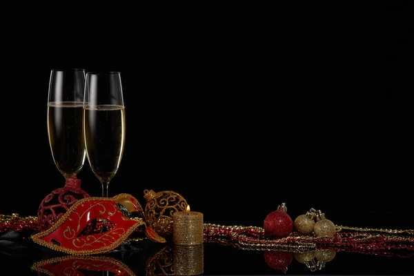 Twee Wijnglazen Met Champagne Kerstversieringen Een Zwarte Achtergrond Begrepen Ruimte — Stockfoto