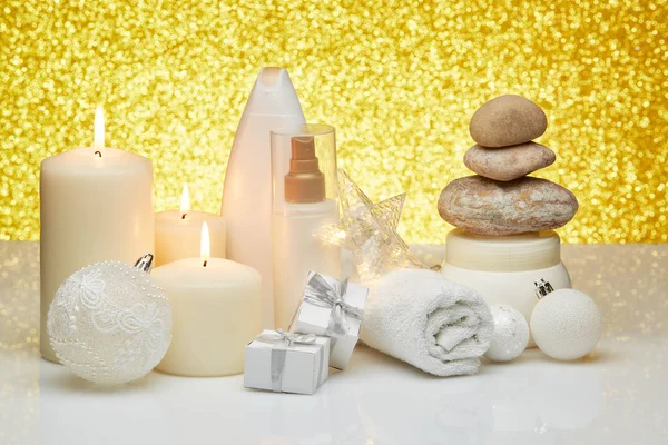 温泉依旧用化妆品 礼品盒和金色背景的圣诞装饰品来生活 新年及圣诞节健康的生活方式 身体护理 温泉治疗及放松的概念 — 图库照片