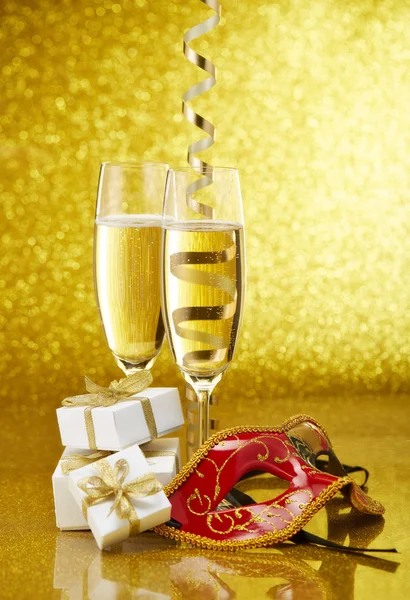 Zwei Weingläser Mit Champagner Geschenkschachteln Und Weihnachtsdekoration Auf Festlichem Goldgrund — Stockfoto