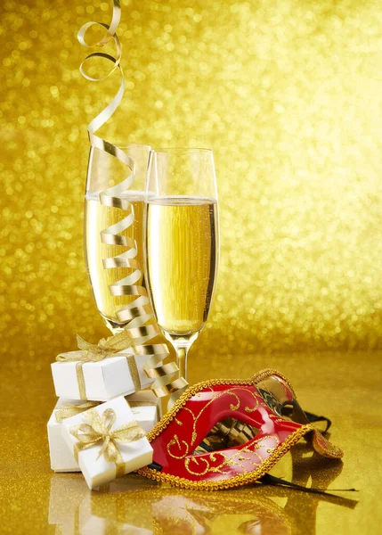 Zwei Weingläser Mit Champagner Geschenkschachteln Und Weihnachtsdekoration Auf Festlichem Goldgrund — Stockfoto