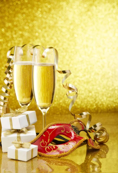 Twee Wijnglazen Met Champagne Geschenkdozen Kerstversieringen Een Feestelijke Gouden Achtergrond — Stockfoto