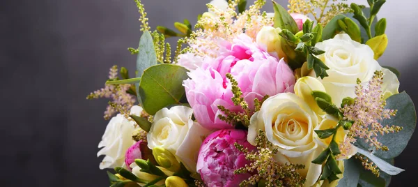 Composizione Con Bouquet Fiori Appena Recisi — Foto Stock