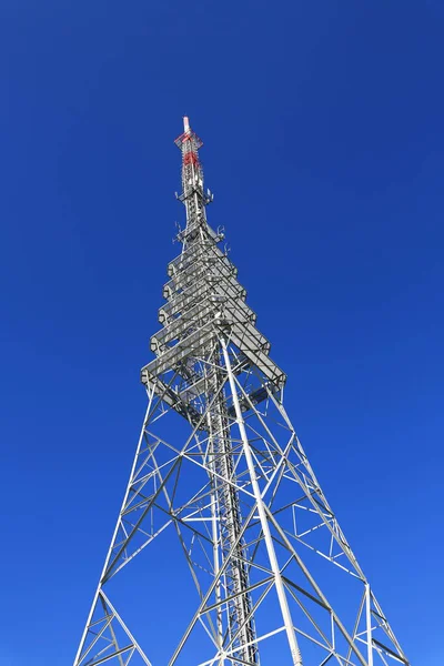 青い空の通信塔 — ストック写真