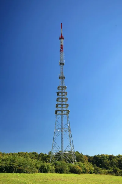 Телекоммуникационная Башня Голубым Небом — стоковое фото
